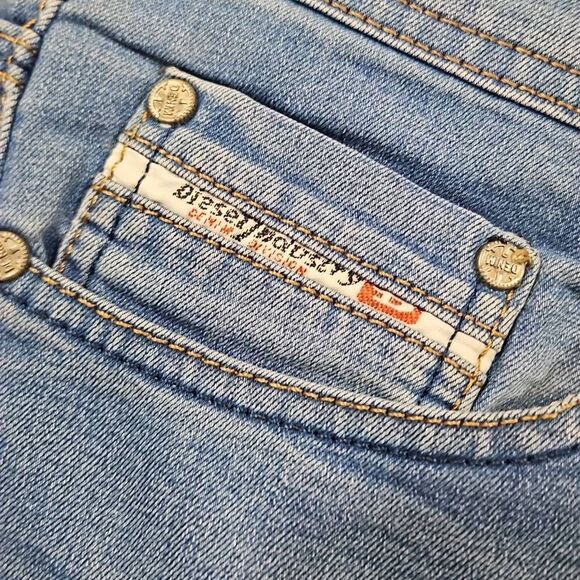 Diesel Industry Light Wash 30 x 24 Stretch Capris - Picture 10 of 10